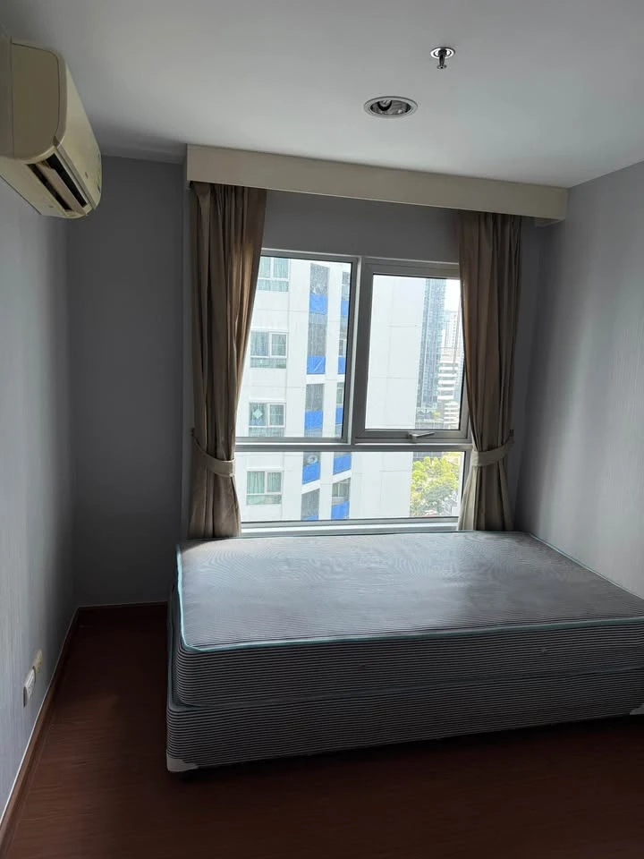 Condo for rent at Belle Grand Rama 9. Spacious room with complete amenities. Don't miss out!