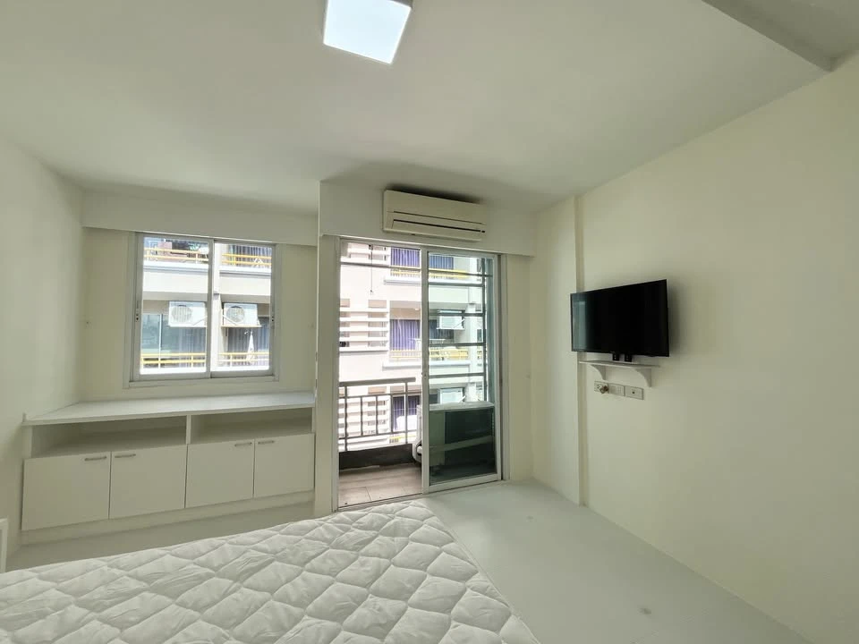 Condo for rent, Boutique Ratchada 17. Fully furnished with appliances. Just bring your suitcase and move in!