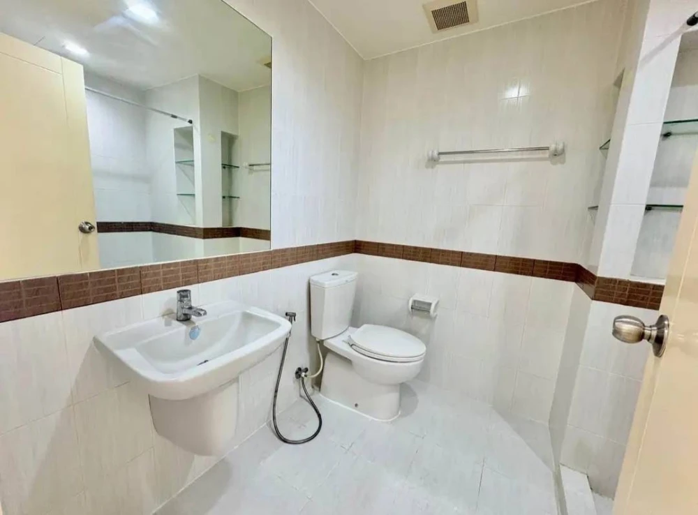 Condo for rent Casa Asoke Dindeang, 14th floor, corner room, Baiyoke building view, great price, hurry and reserve now.