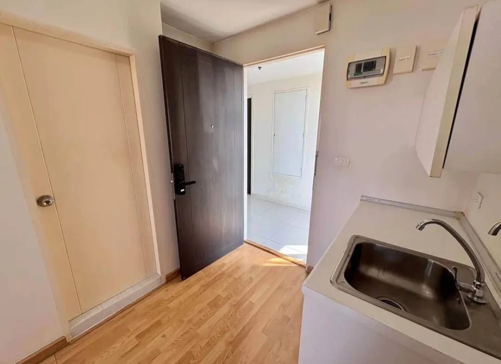 Condo for rent Casa Asoke Dindeang, 14th floor, corner room, Baiyoke building view, great price, hurry and reserve now.