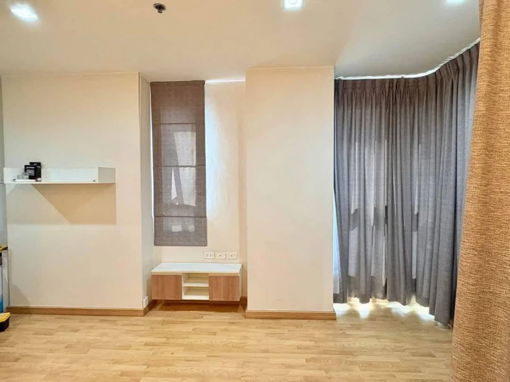 Condo for rent Casa Asoke Dindeang, 14th floor, corner room, Baiyoke building view, great price, hurry and reserve now.