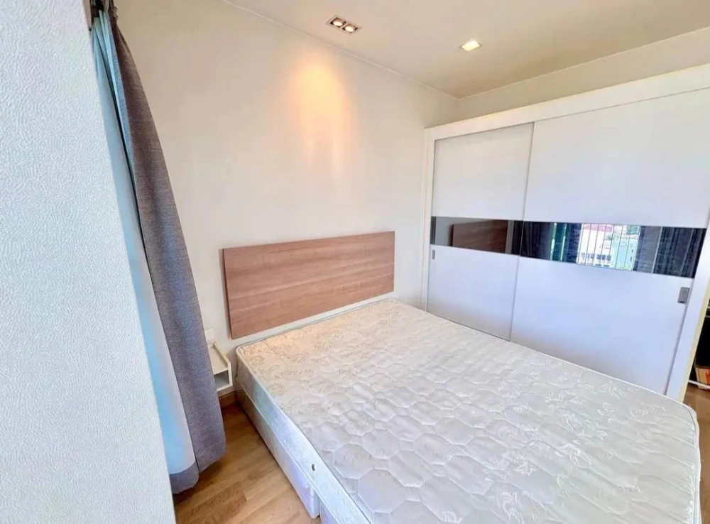 Condo for rent Casa Asoke Dindeang, 14th floor, corner room, Baiyoke building view, great price, hurry and reserve now.