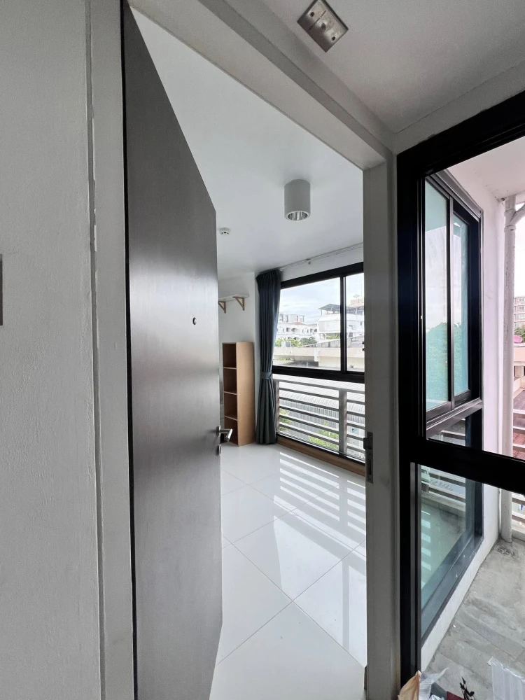 Condo for rent, Chateau in town Phaholyothin 32. Fully furnished with appliances. Just bring your suitcase and move in!