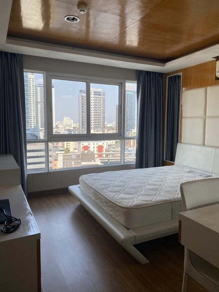 Condo for rent at Diamond Ratchada. Spacious and comfortable unit with ample living space, fully furnished with appliances. Book now!