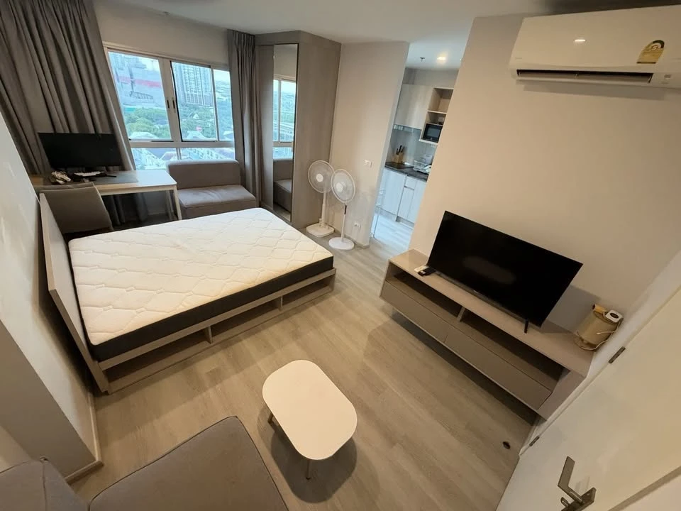 Elio Sathorn-Wutthakat condo for rent—a lovely unit on the 12th floor (perfect height) at a great price. Book now—don't miss out! images