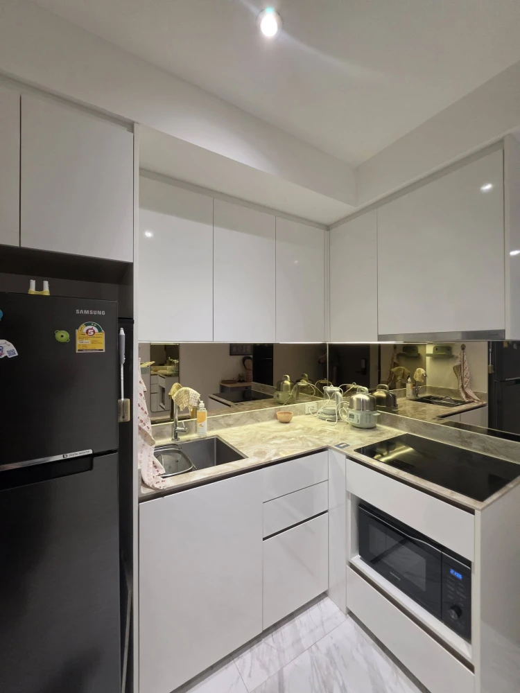 Fynn Asoke condo for rent—spacious and comfortable with ample living area and full facilities. Book now!