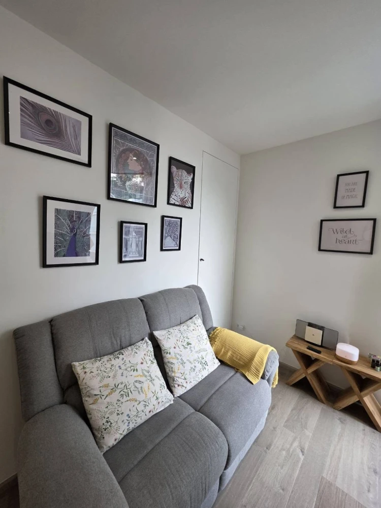 Fynn Asoke condo for rent—spacious and comfortable with ample living area and full facilities. Book now!