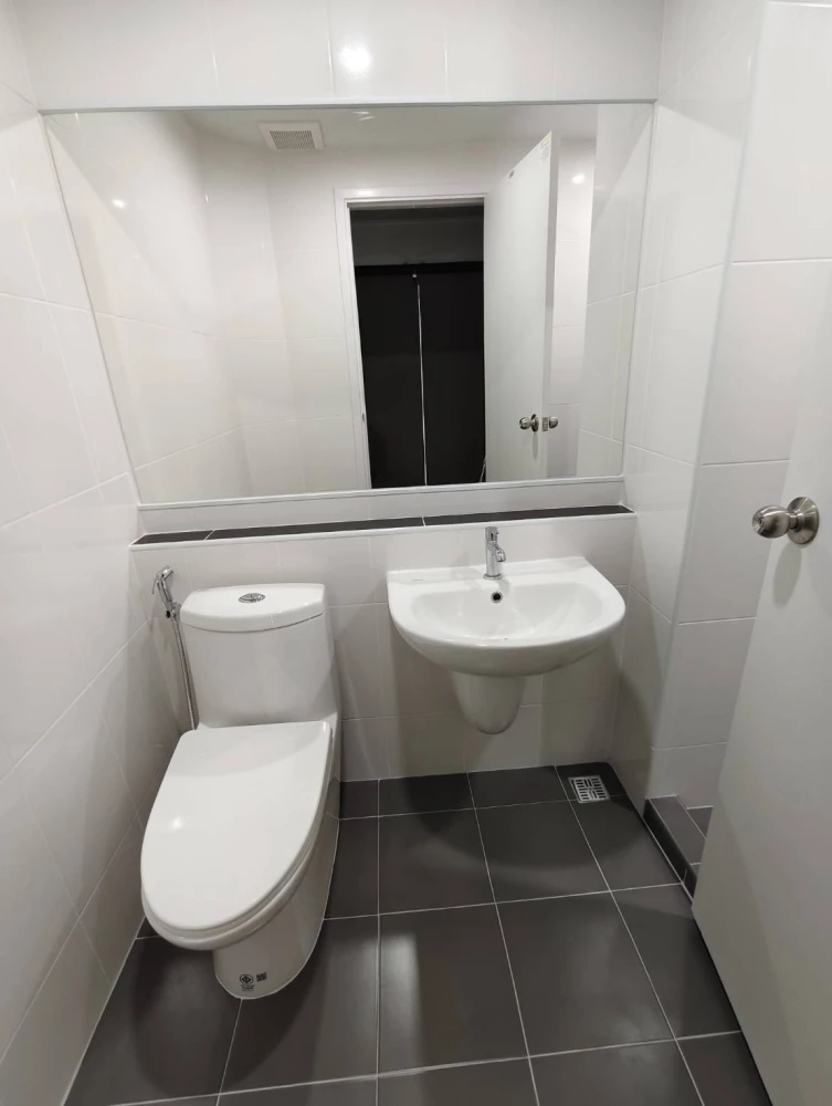 Condo for rent at Hi Rise Ratchayothin Station. Spacious and airy unit with a separate bedroom area via sliding glass doors. Book now!