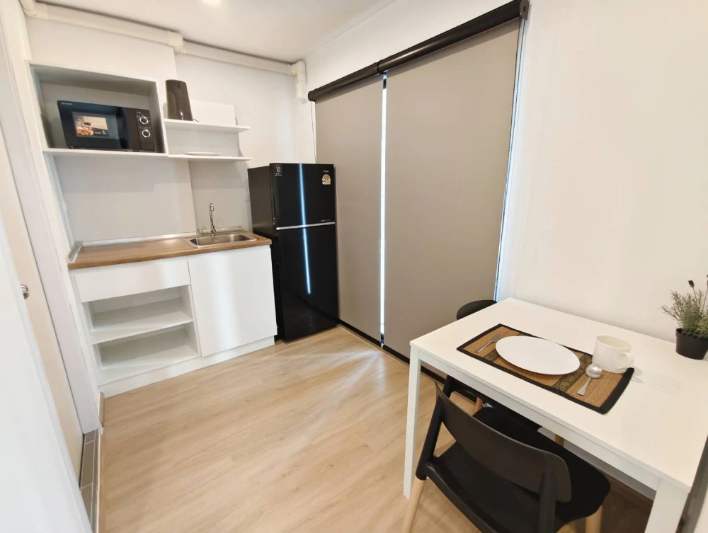 Condo for rent at Hi Rise Ratchayothin Station. Spacious and airy unit with a separate bedroom area via sliding glass doors. Book now!