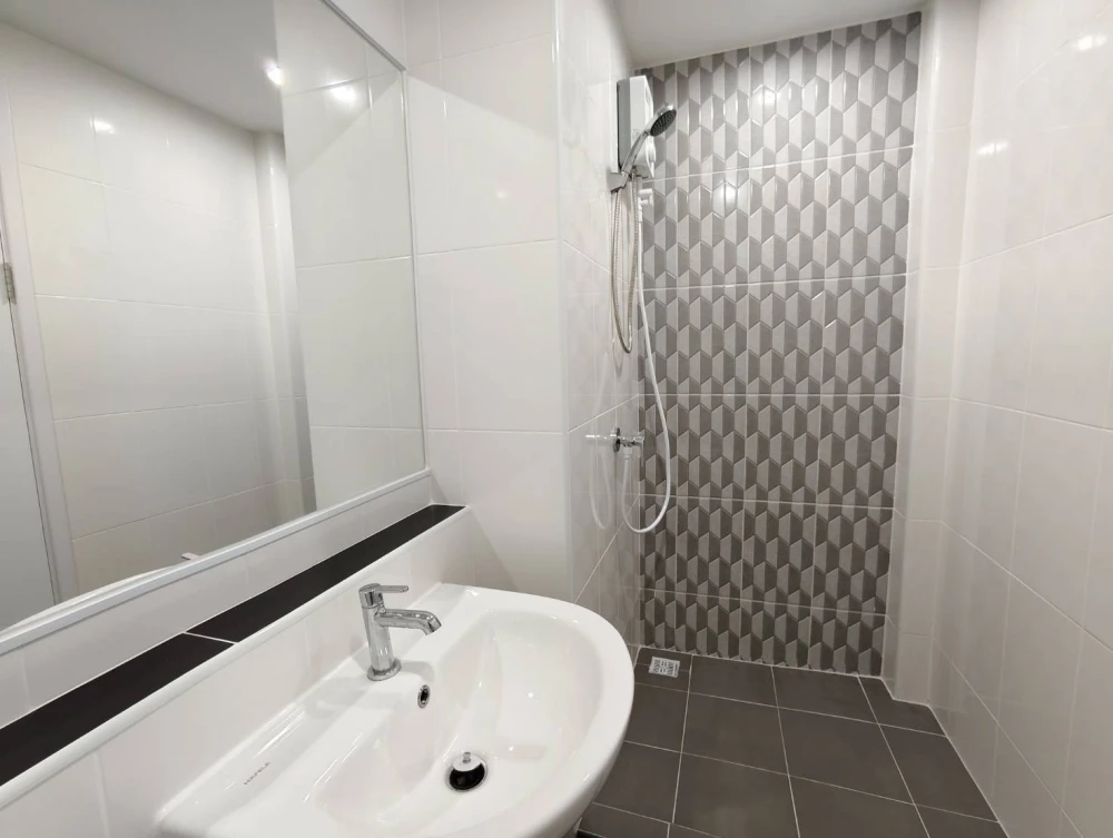 Condo for rent at Hi Rise Ratchayothin Station. Spacious and airy unit with a separate bedroom area via sliding glass doors. Book now!