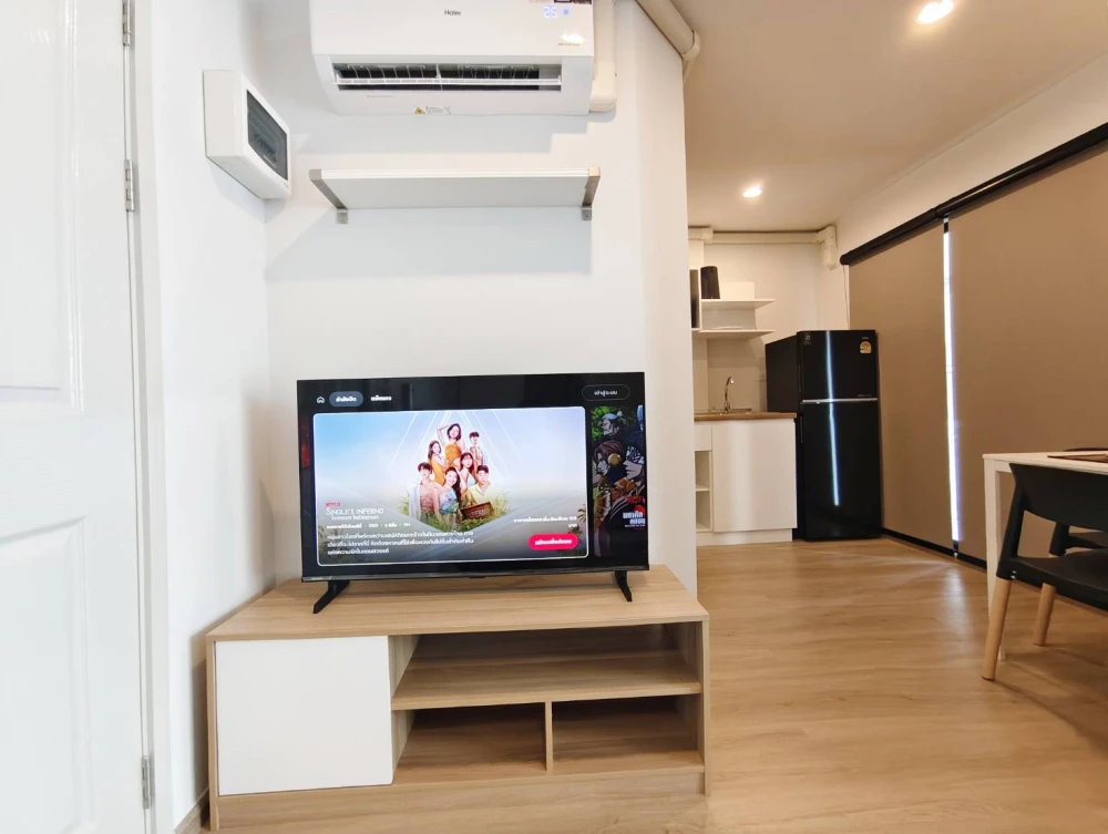 Condo for rent at Hi Rise Ratchayothin Station. Spacious and airy unit with a separate bedroom area via sliding glass doors. Book now!