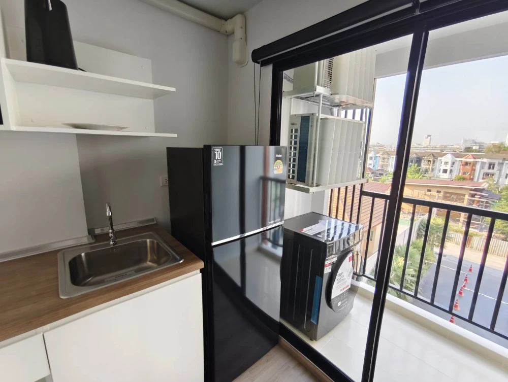 Condo for rent at Hi Rise Ratchayothin Station. Spacious and airy unit with a separate bedroom area via sliding glass doors. Book now!
