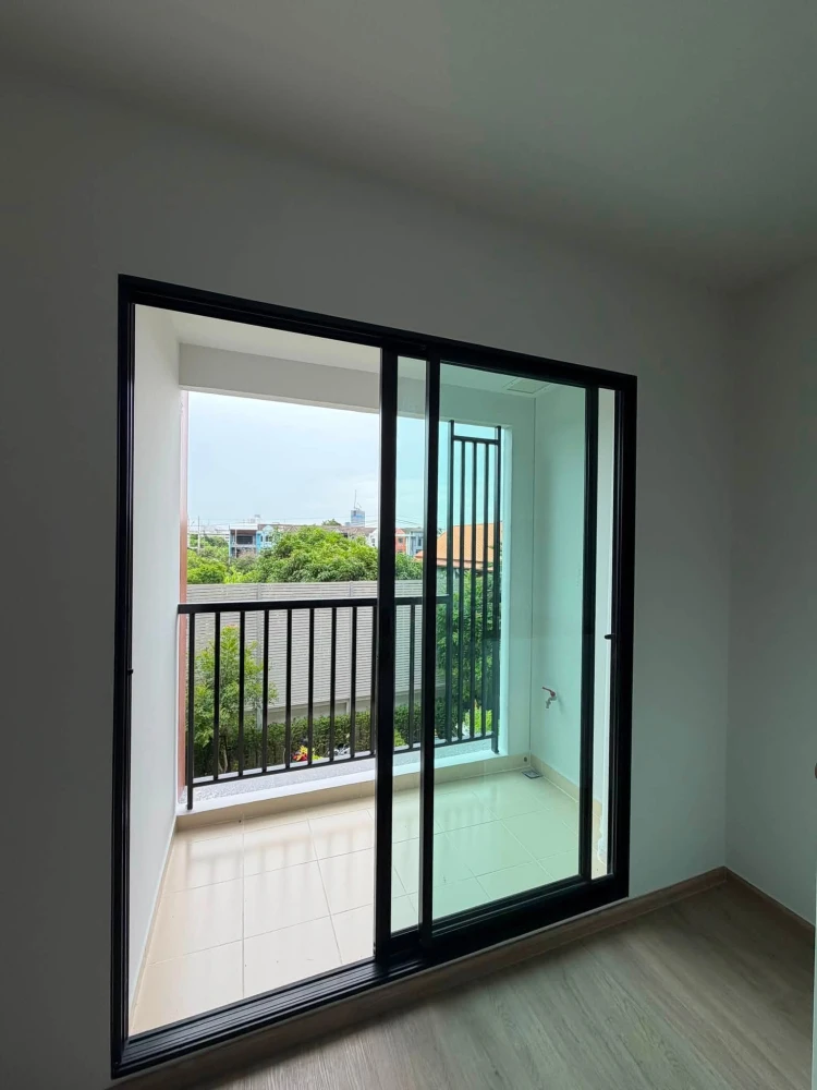Hi-Rise Ratchayothin condo for rent. The unit is well-partitioned with separate zones, offering great value. Don't miss out!