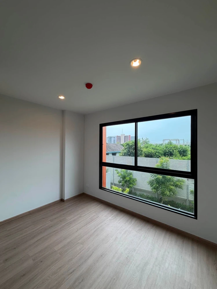 Hi-Rise Ratchayothin condo for rent. The unit is well-partitioned with separate zones, offering great value. Don't miss out!