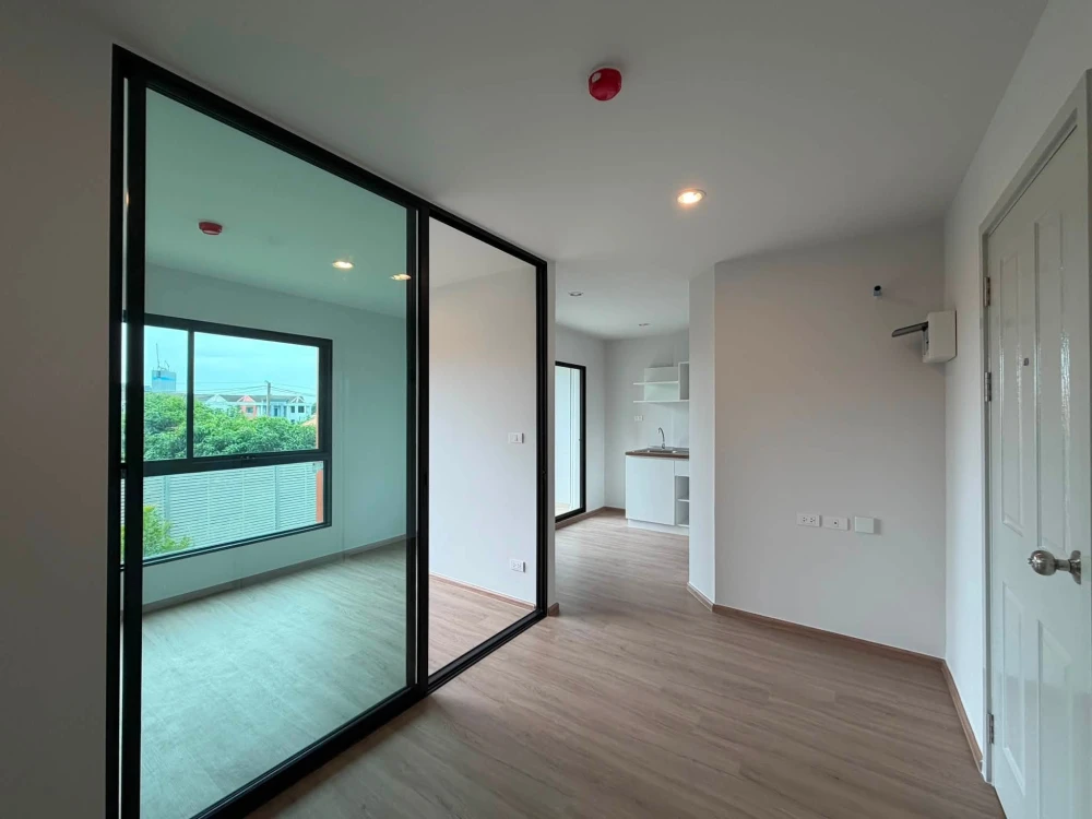 Hi-Rise Ratchayothin condo for rent. The unit is well-partitioned with separate zones, offering great value. Don't miss out!