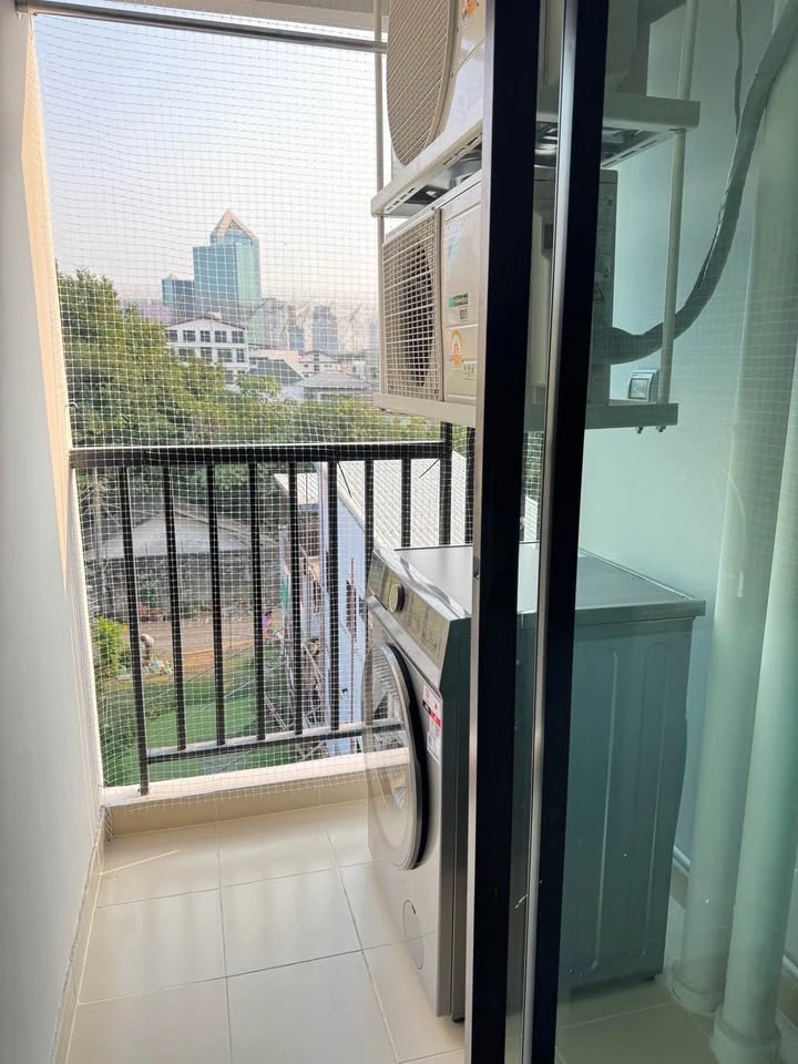 Condo for rent, Hi Rise Ratchayothin, nice room, comes with furniture, complete electrical appliances, move in urgently.