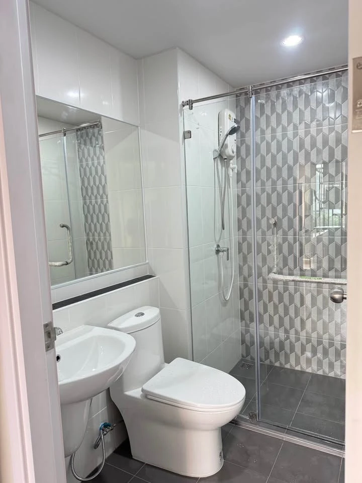 Condo for rent, Hi Rise Ratchayothin, nice room, comes with furniture, complete electrical appliances, move in urgently.