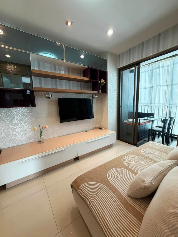 Condo for rent, IDEO Mix Sukhumvit 103, corner unit, not adjacent to any other unit, receives breeze from two sides, built-in decoration, fully furnis