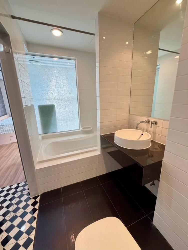 Condo for rent, IDEO Mix Sukhumvit 103, corner unit, not adjacent to any other unit, receives breeze from two sides, built-in decoration, fully furnis