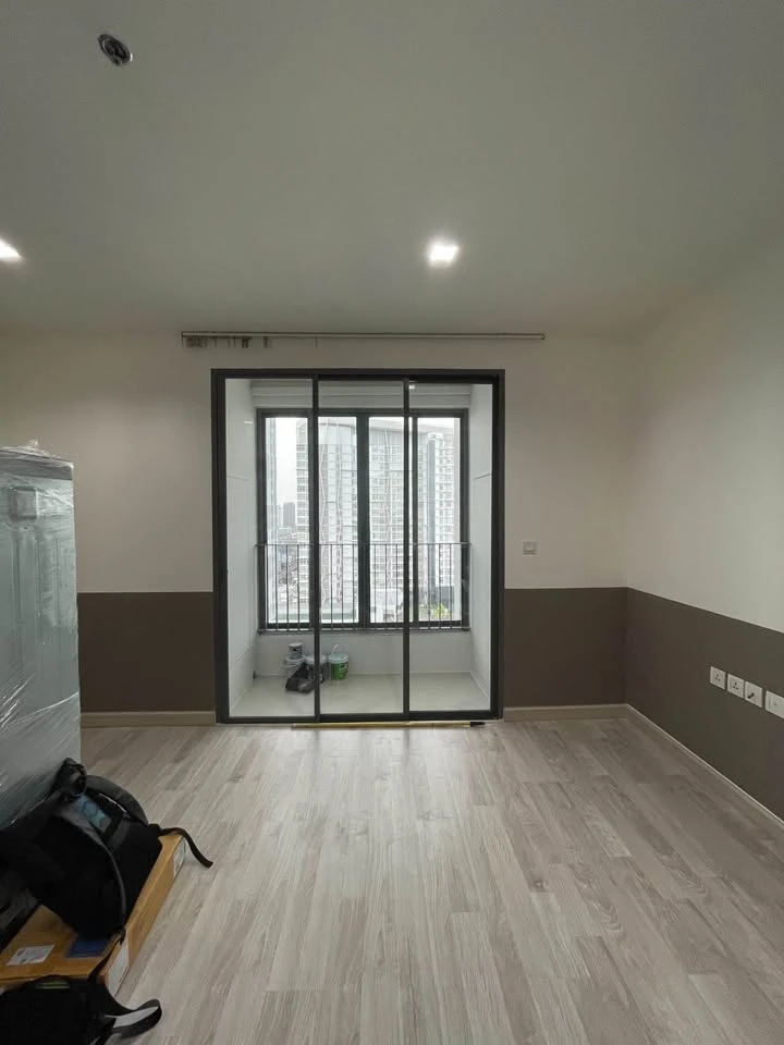 Condo for rent at Ideo Mobi Sukhumvit 81. Spacious and comfortable unit with ample living space on the 22nd floor, offering great views. Convenient an images