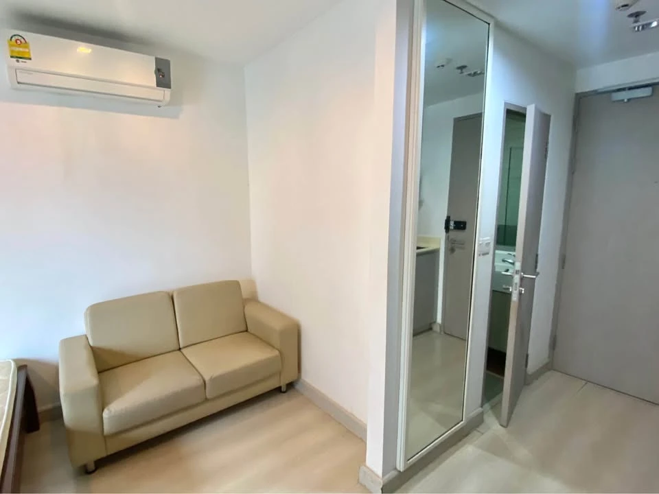 Condo for rent at Ideo Mobi Sukhumvit, a nice room with complete furniture and appliances. Hurry and reserve now, don't miss out!
