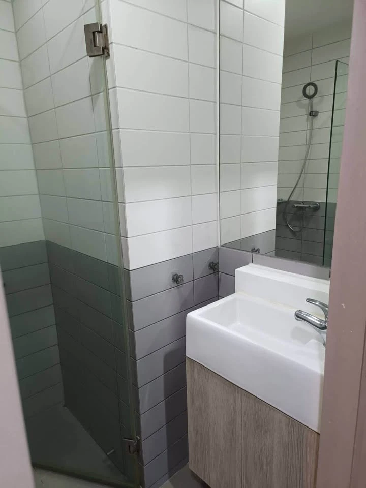Condo for rent at Ideo Mobi Sukhumvit, a nice room with complete furniture and appliances. Hurry and reserve now, don't miss out!