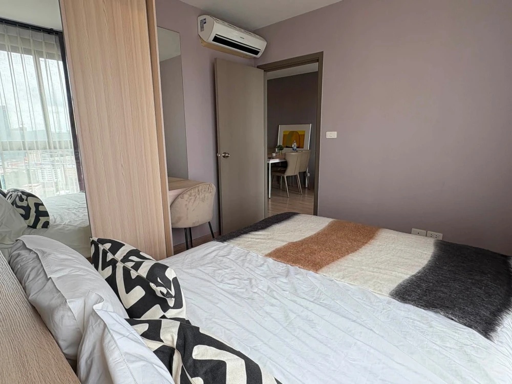 Condo for rent at IDEO O2. Spacious and comfortable unit with efficient use of space. Fully furnished with appliances. Don't miss out!