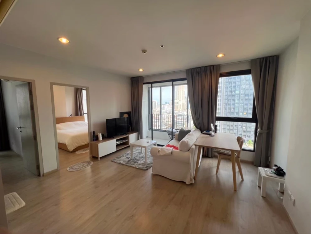 Spacious condo for rent at Ideo Q Ratchathewi. Plenty of usable space. Book your unit today! Don't miss out!