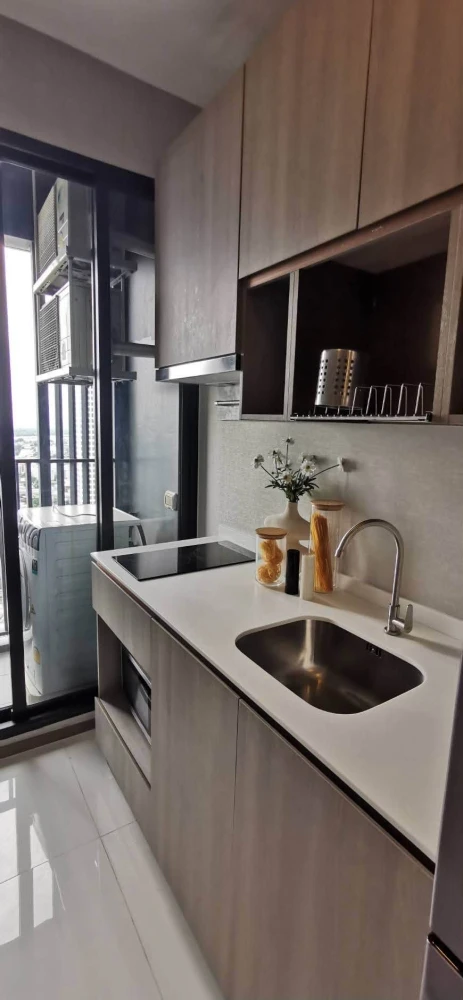 Condo for rent at KnightsBridge Prime On-Nut, fully furnished, 41st floor with stunning views. Convenient and complete amenities. Book now, don't miss