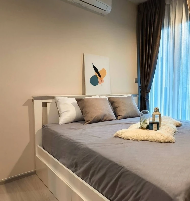 For Rent: Corner unit at LIFE Asoke Rama 9, situated on a high floor. It offers an airy, private, and peaceful atmosphere. Fully functional and comfor