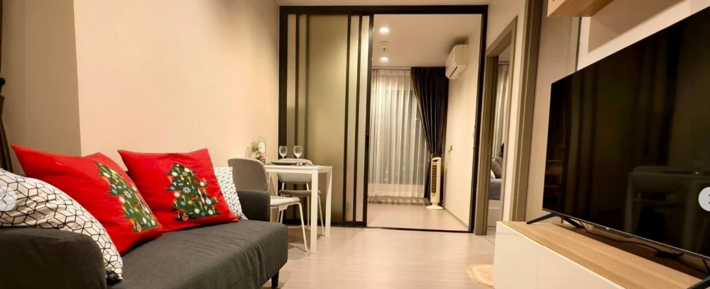 For Rent: Corner unit at LIFE Asoke Rama 9, situated on a high floor. It offers an airy, private, and peaceful atmosphere. Fully functional and comfor