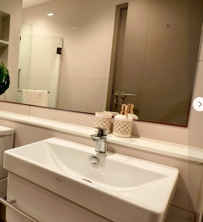 For Rent: Corner unit at LIFE Asoke Rama 9, situated on a high floor. It offers an airy, private, and peaceful atmosphere. Fully functional and comfor