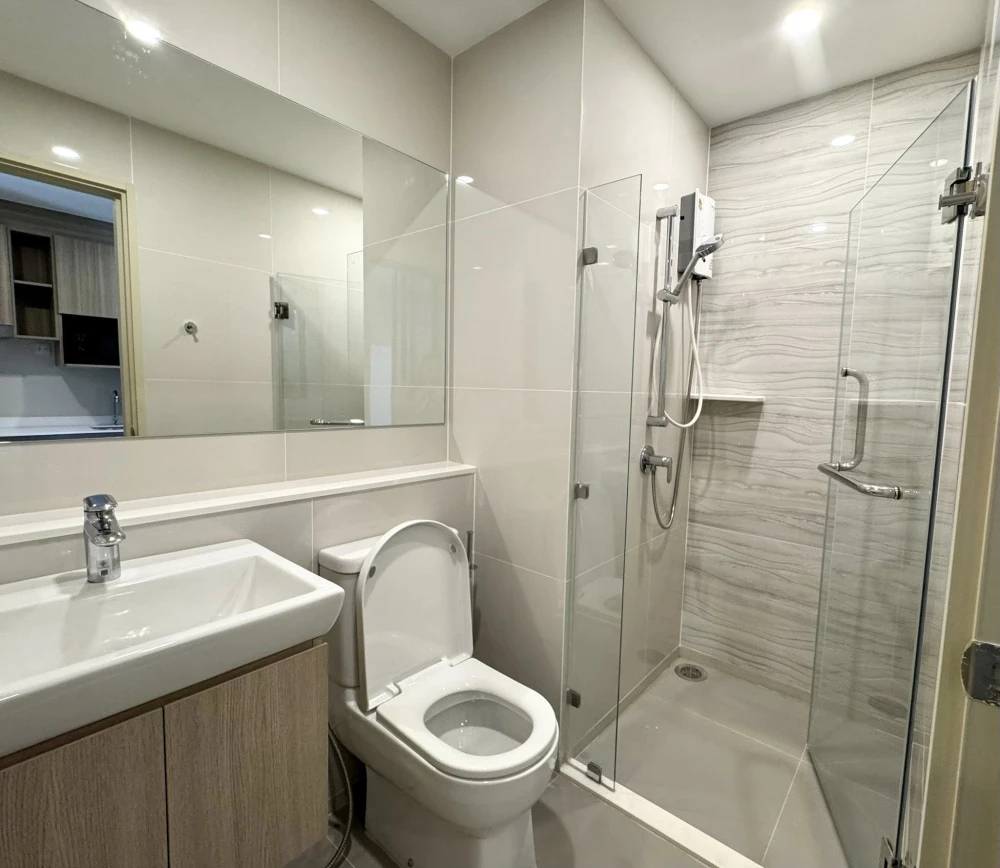 Condo for rent at Life Rama 4 - Asoke. Ready to move in, fully furnished. Book today! Don't miss out!