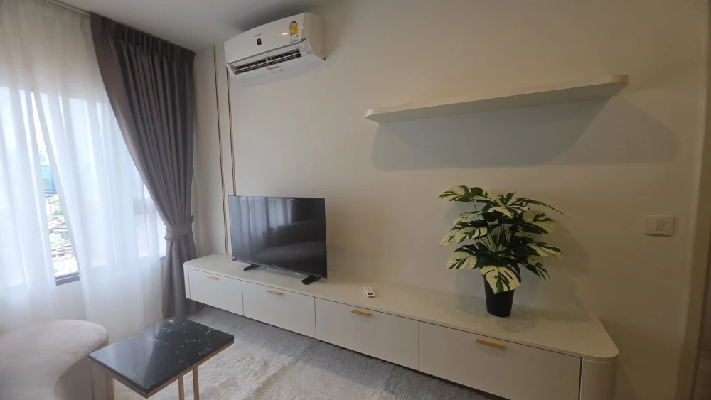 Condo for rent at Life Rama 4 - Asoke. Nicely decorated unit with complete furniture and appliances. Book now! Don't miss this opportunity.