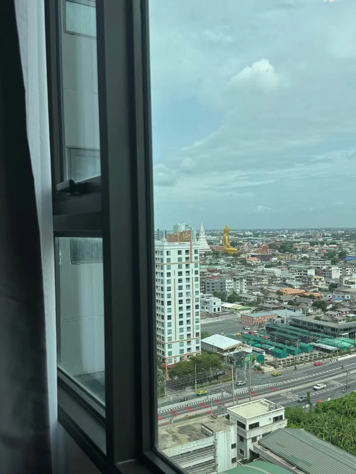 Condo for rent at Life Sathorn-Sierra, 21st floor, North facing, stunning view of Wat Pak Nam Buddha statue. Convenient and fully furnished. Book now!