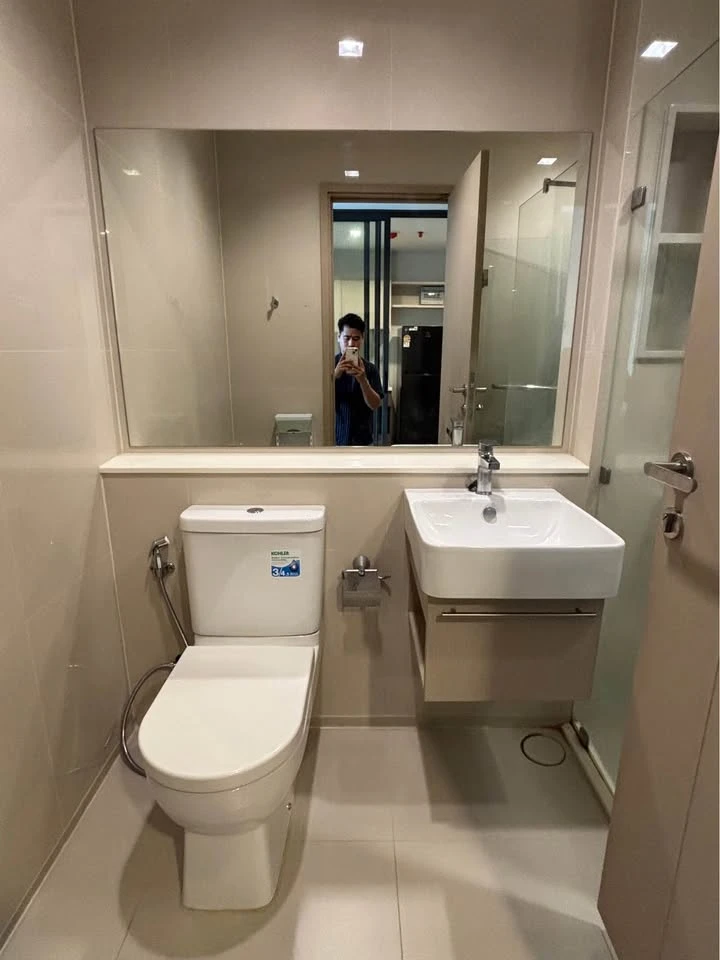 Condo for rent at Life Sathorn-Sierra, 21st floor, North facing, stunning view of Wat Pak Nam Buddha statue. Convenient and fully furnished. Book now!