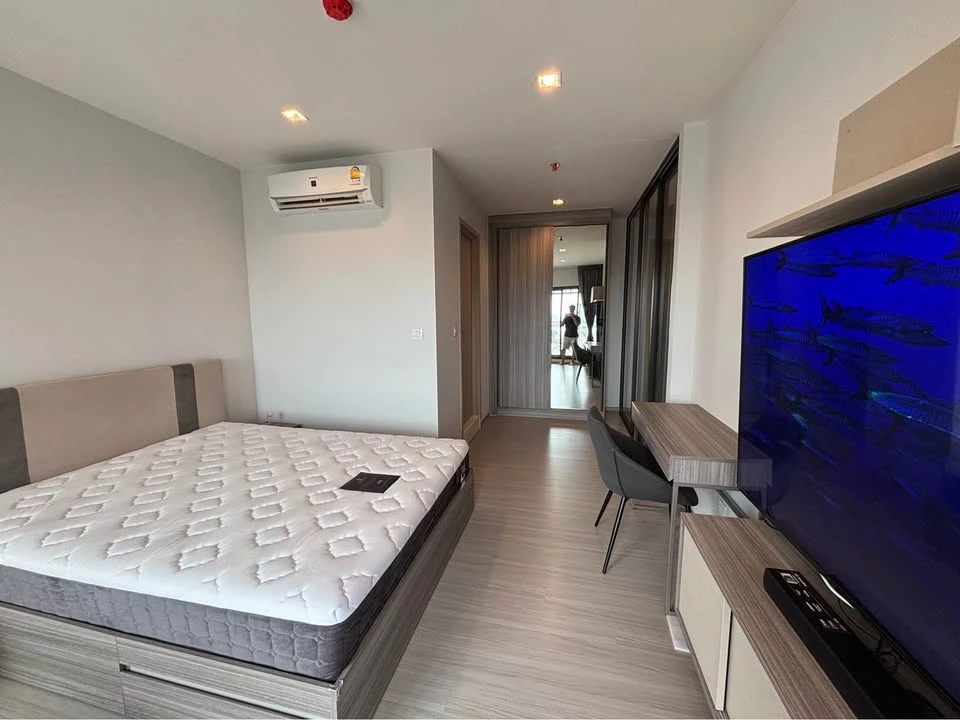 Condo for rent at Life Sathorn-Sierra, 21st floor, North facing, stunning view of Wat Pak Nam Buddha statue. Convenient and fully furnished. Book now!