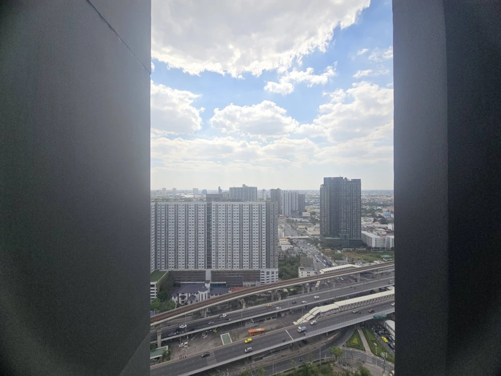 Condo for rent at Life Sathorn-Sierra. Nice unit on the 35th floor with amazing views. Great price! Book now, don't miss out!