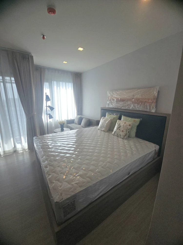 Condo for rent at Life Sathorn-Sierra. Nice unit on the 35th floor with amazing views. Great price! Book now, don't miss out!