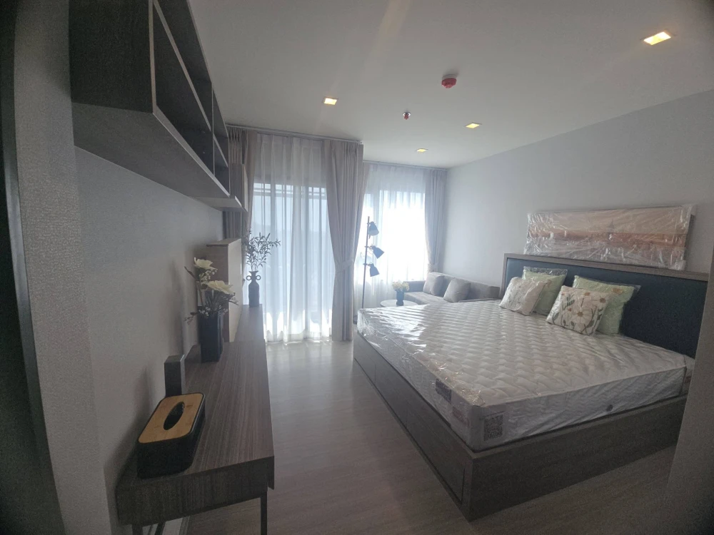 Condo for rent at Life Sathorn-Sierra. Nice unit on the 35th floor with amazing views. Great price! Book now, don't miss out!