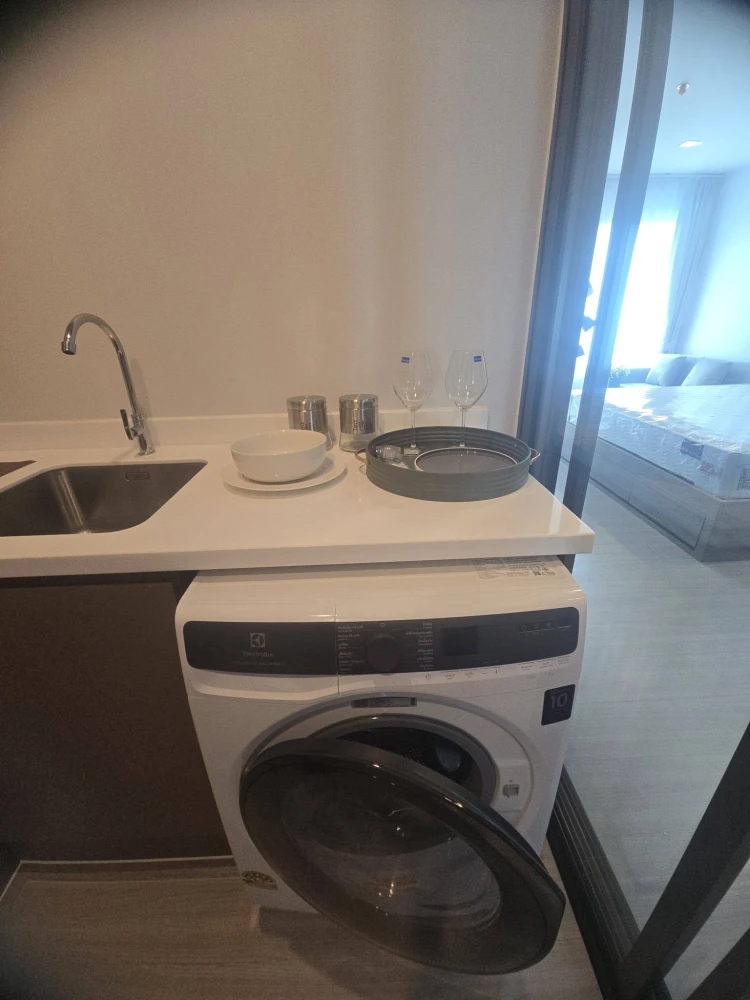 Condo for rent at Life Sathorn-Sierra. Nice unit on the 35th floor with amazing views. Great price! Book now, don't miss out!