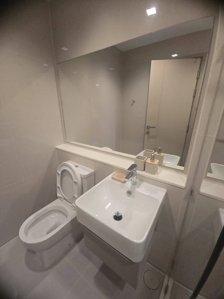 Condo for rent at Life Sathorn-Sierra. Nice unit on the 35th floor with amazing views. Great price! Book now, don't miss out!