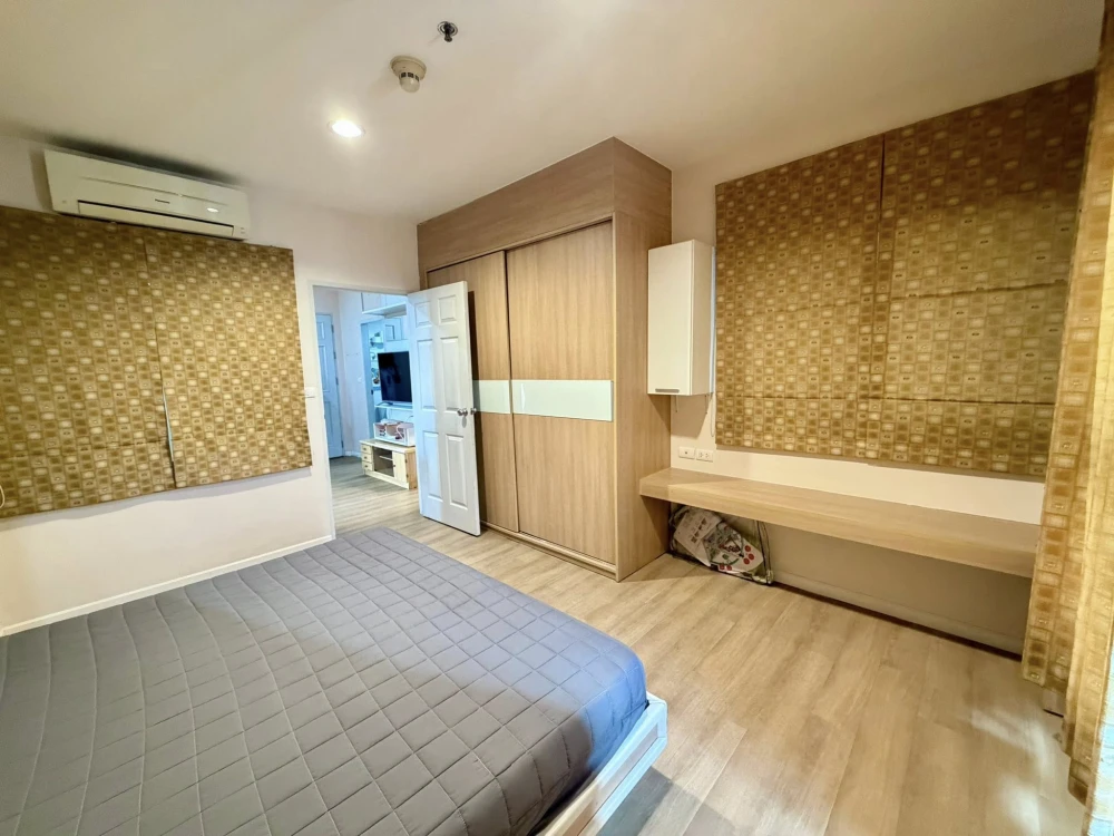 Condo for rent: Life@Ratchada-Huaikhwang. Spacious room, plenty of living space, great value. Reserve now, don't miss out!