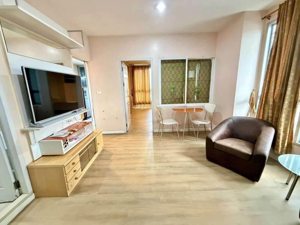 Condo for rent: Life@Ratchada-Huaikhwang. Spacious room, plenty of living space, great value. Reserve now, don't miss out!