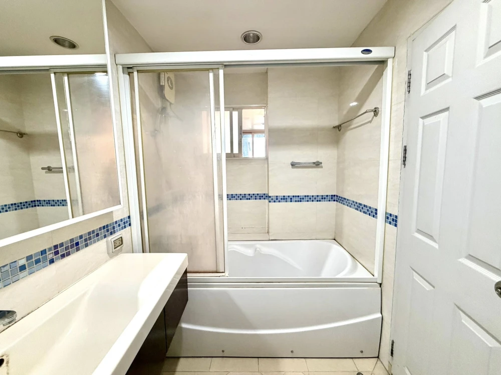 Condo for rent: Life@Ratchada-Huaikhwang. Spacious room, plenty of living space, great value. Reserve now, don't miss out!