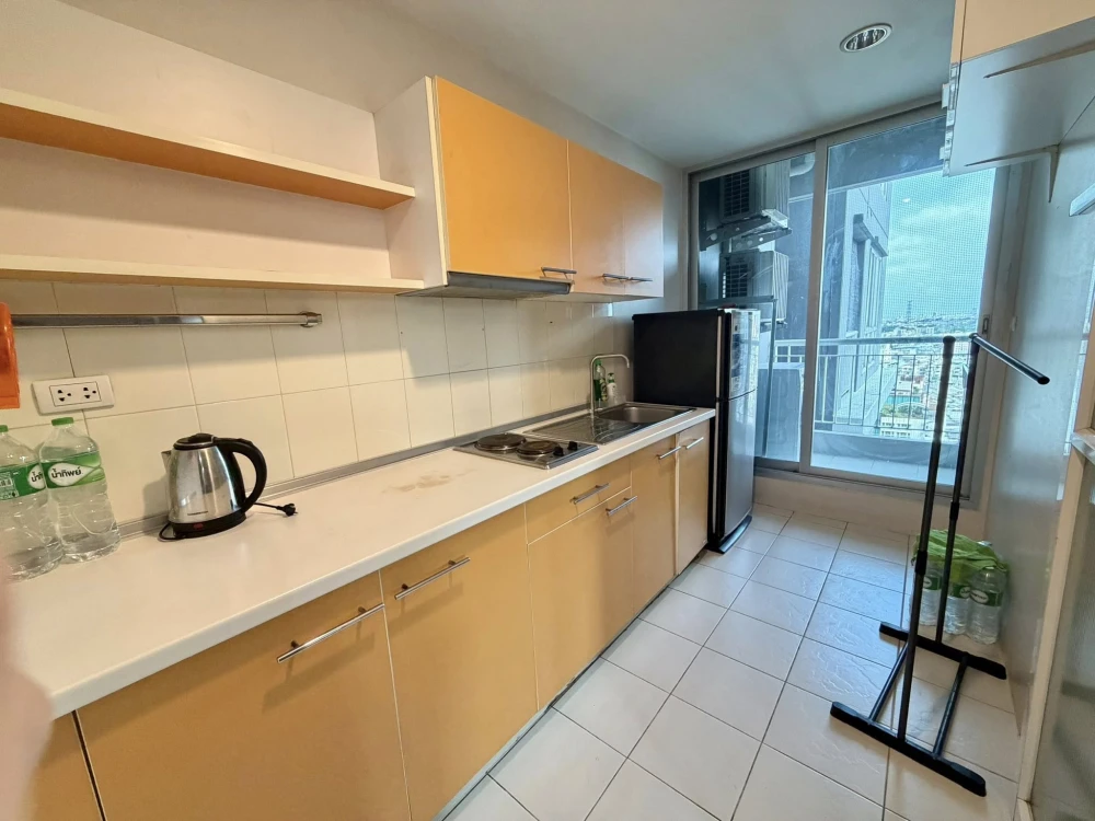 Condo for rent: Life@Ratchada-Huaikhwang. Spacious room, plenty of living space, great value. Reserve now, don't miss out!