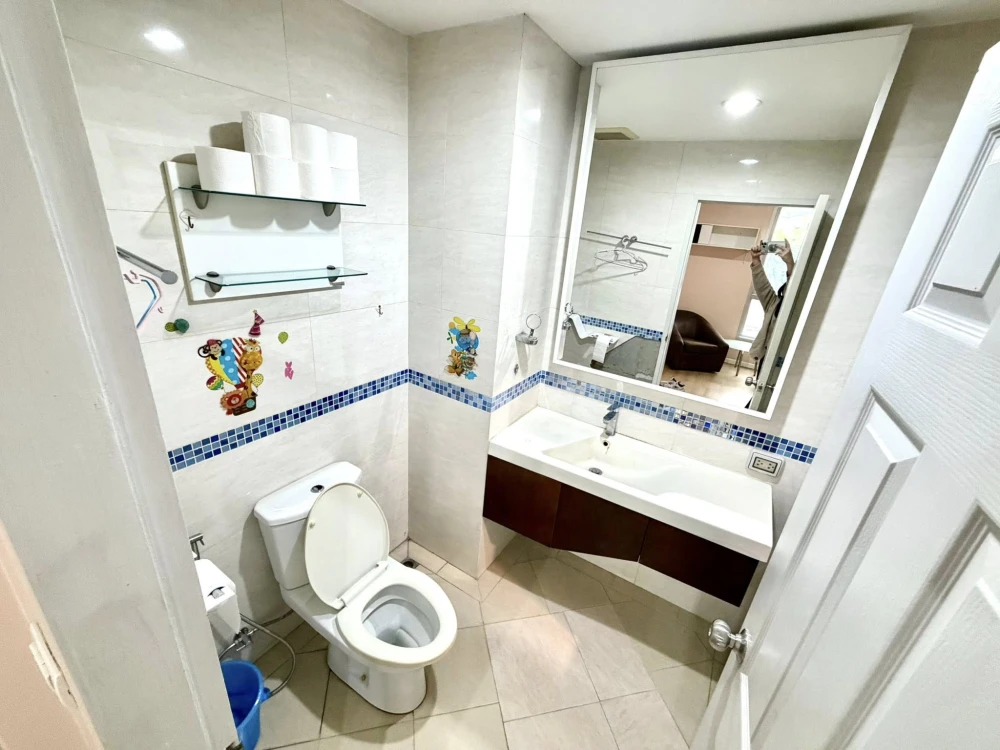 Condo for rent: Life@Ratchada-Huaikhwang. Spacious room, plenty of living space, great value. Reserve now, don't miss out!
