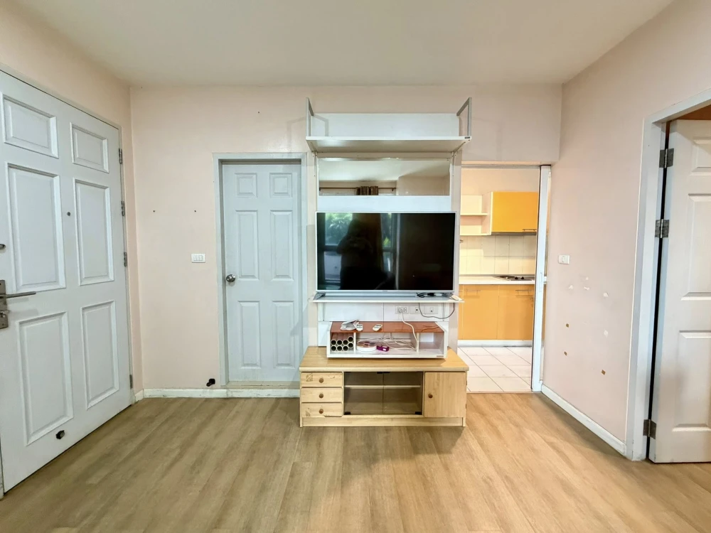 Condo for rent: Life@Ratchada-Huaikhwang. Spacious room, plenty of living space, great value. Reserve now, don't miss out!