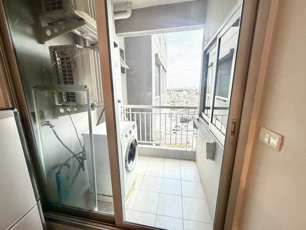 Condo for rent: Life@Ratchada-Huaikhwang. Spacious room, plenty of living space, great value. Reserve now, don't miss out!