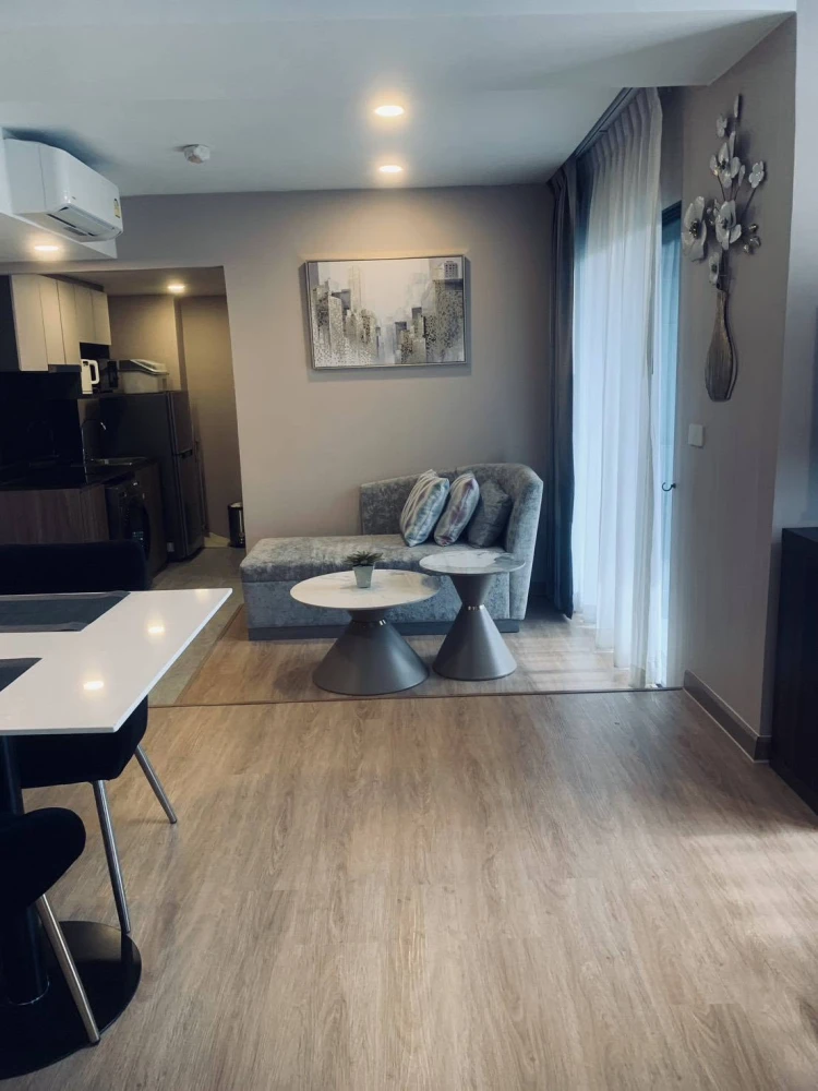 Condo for rent at LLOYD Thonglor, Research Center area. Nicely decorated unit with high-quality built-in furniture. Convenient and fully furnished. Do